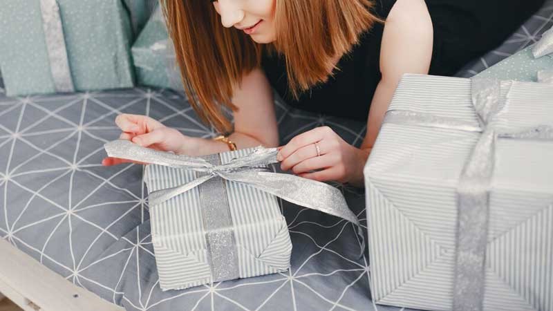 روز جهانی دوستِ دختر چه روزیه ؟ با لیست هدیه