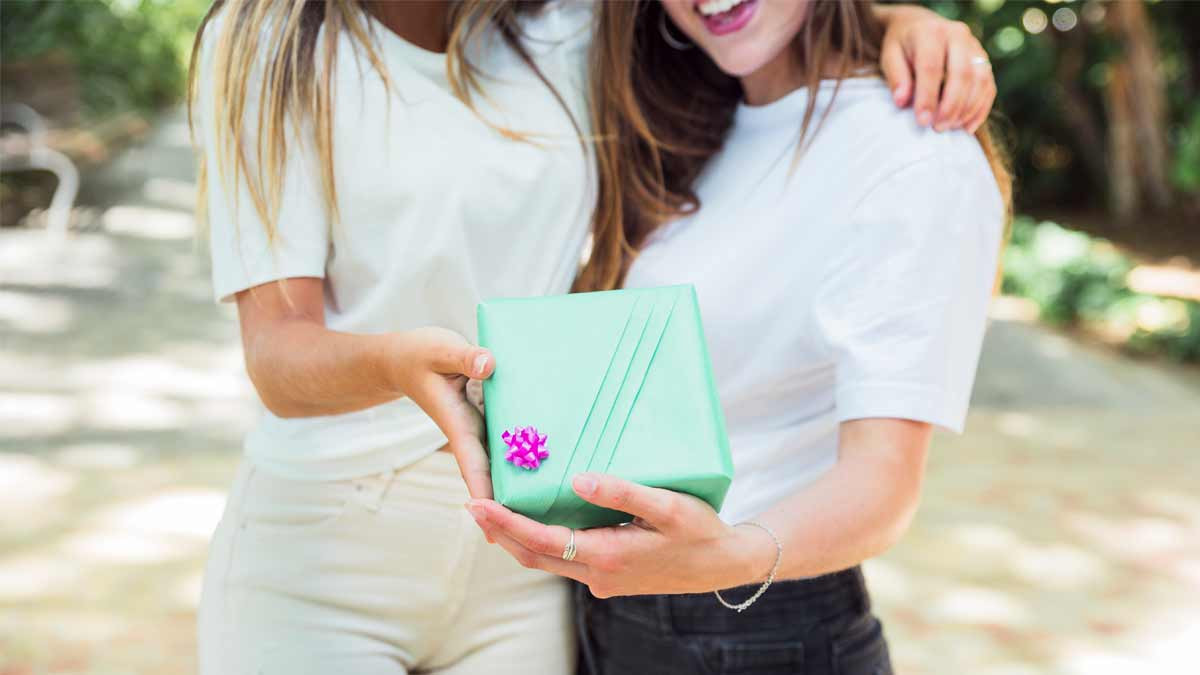 چی بخریم برای سالگرد دوستی؟ بهترین هدیه‌هایی که فراموش نمی‌شن