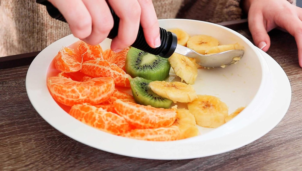 قاشق منحنی مخصوص سالمندان و افراد با توانایی محدود KMINA